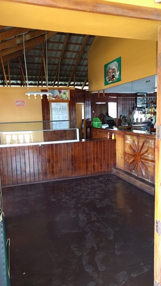 La Brisa Restaurant ,Pizza & Sports Lounge