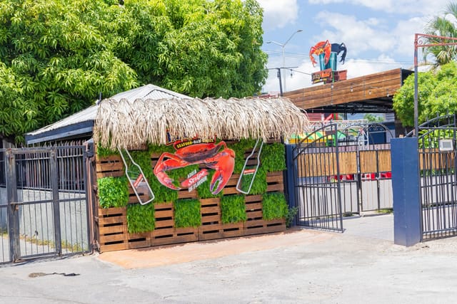 Lucky Crab | Seafood, Bar and Grill